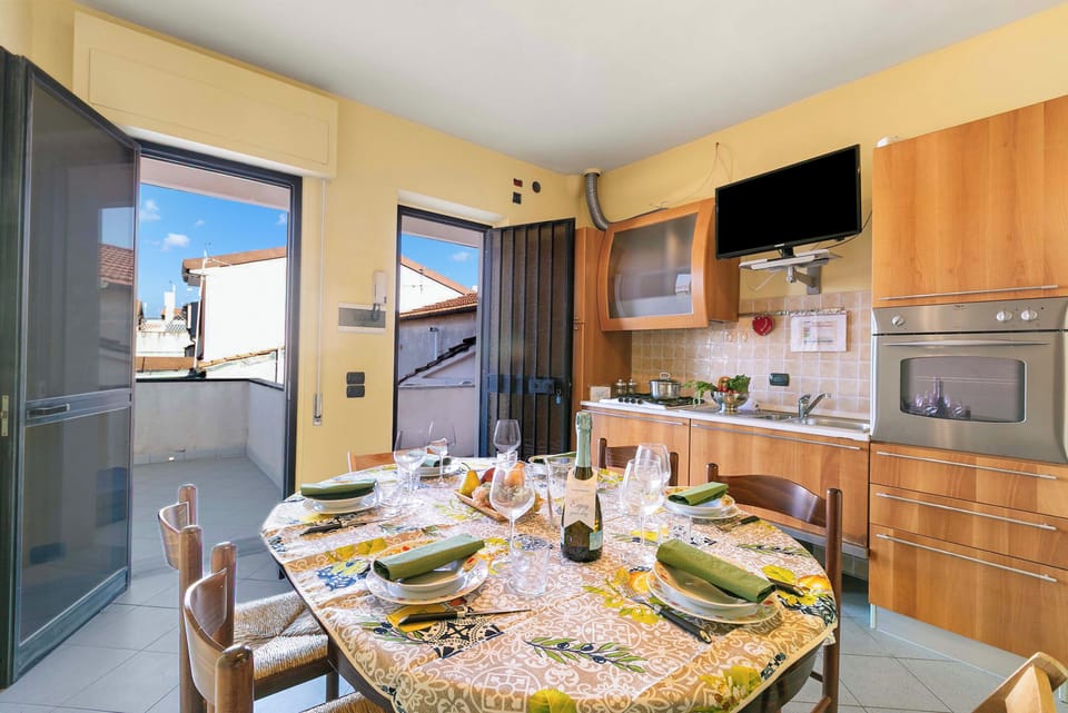 Standard Apartment, 3 Bedrooms, Balcony (Appartamento Mako -  800M From The) | Dining
