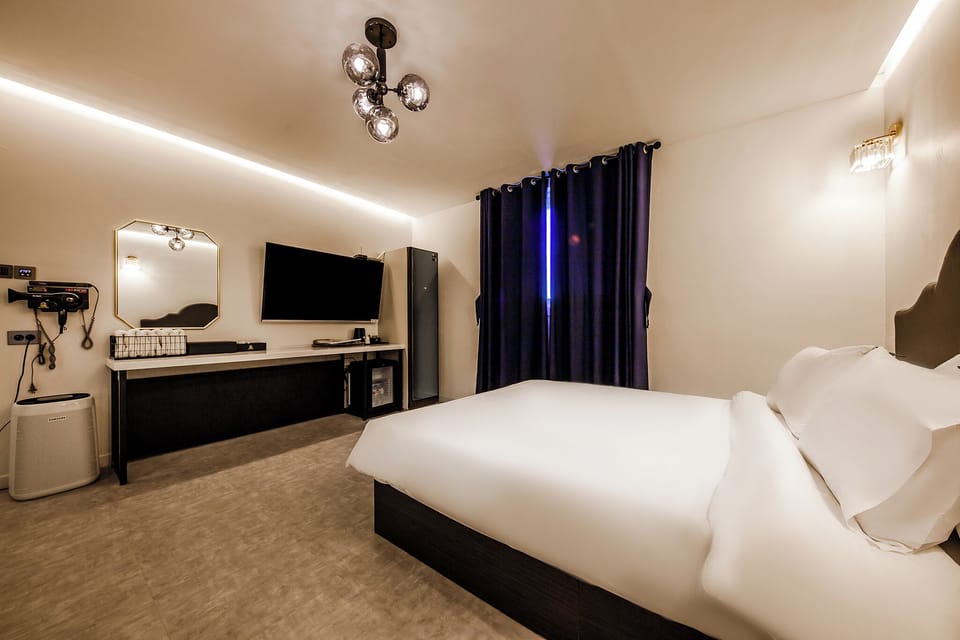 Deluxe Double Room, City View | Desk, laptop workspace, free WiFi