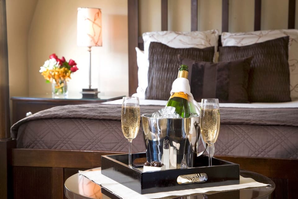 Premium bedding, down comforters, minibar, individually decorated