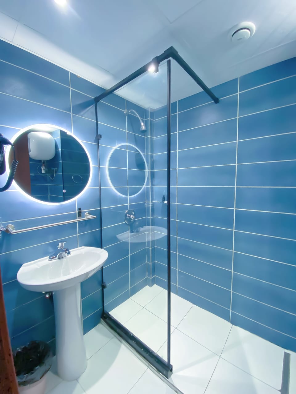 Junior Suite, Pool View | Bathroom | Slippers