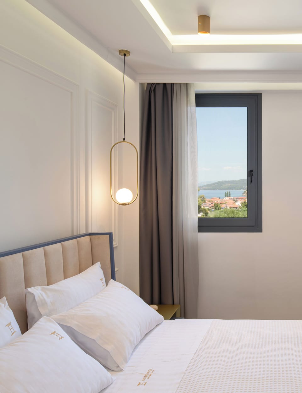 Soundproofing, free WiFi, bed sheets