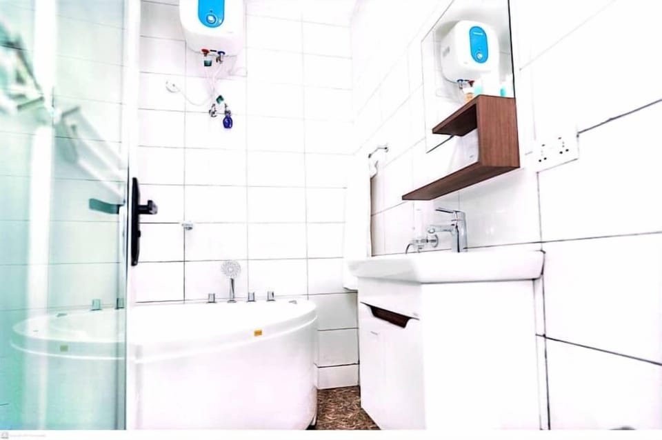 Superior Double Room, Sea View | Bathroom | Free toiletries, towels, soap, shampoo