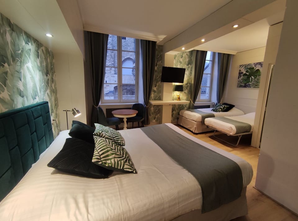Quadruple Room | Desk, blackout drapes, soundproofing, iron/ironing board