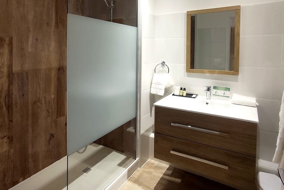 Classic Double Room | Bathroom | Free toiletries, hair dryer, towels, soap