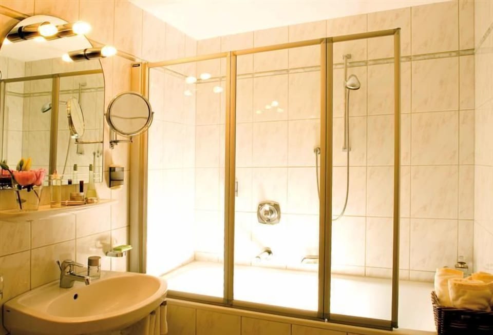 Standard Double Room | Bathroom | Hair dryer, towels