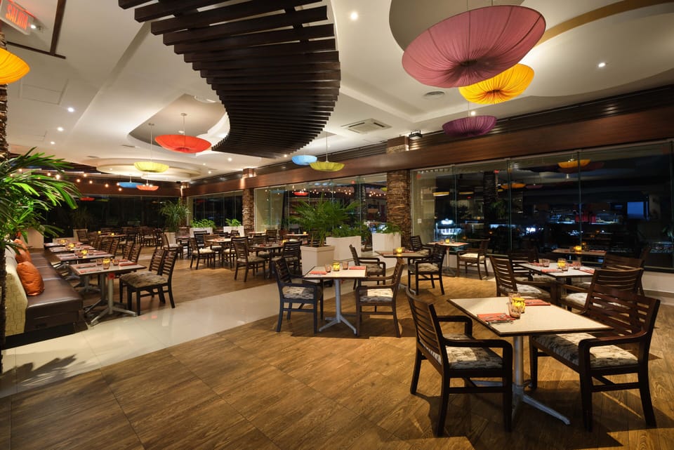 7 restaurants; breakfast, lunch, and dinner served
