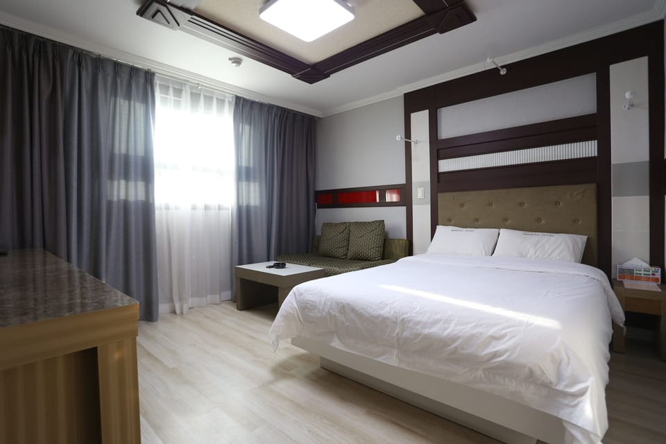 Standard Double Room | Free WiFi, bed sheets