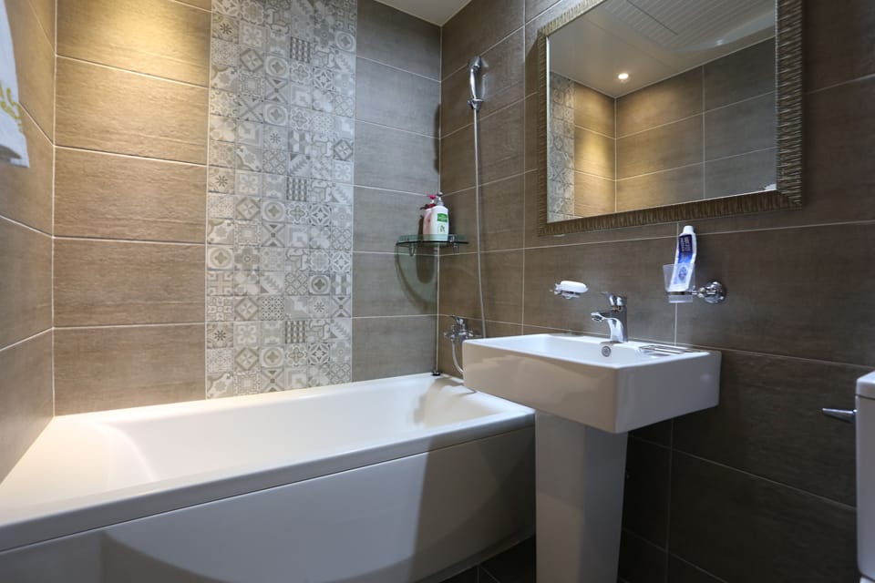 Standard Double Room | Bathroom | Hair dryer, bathrobes, slippers, towels
