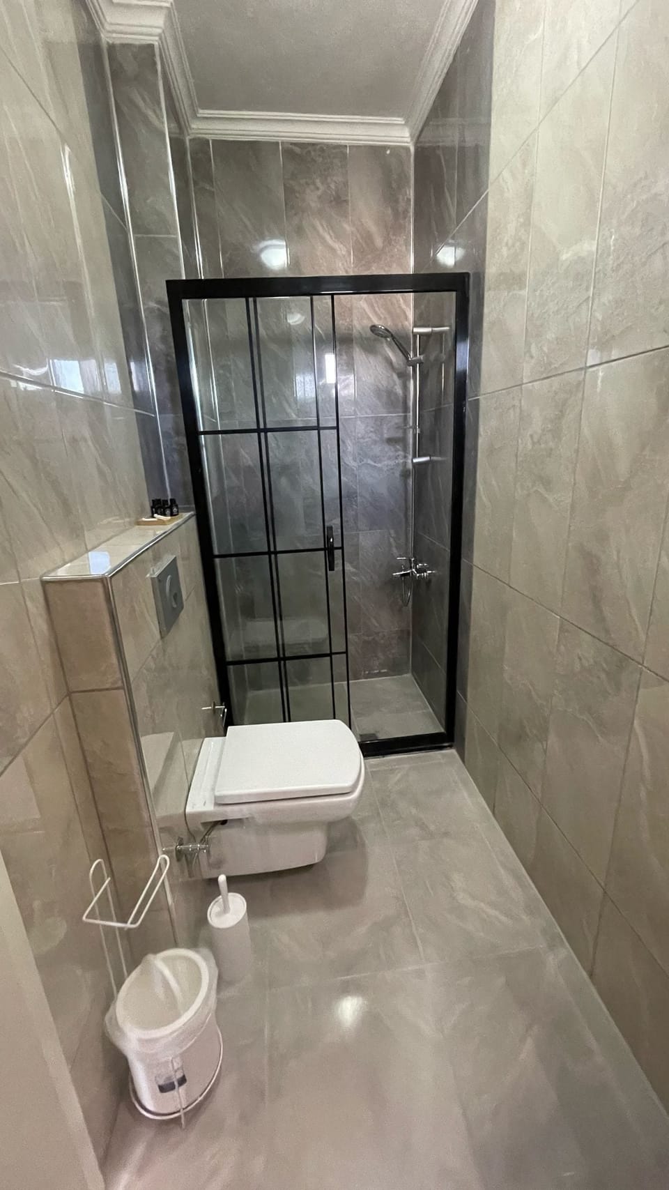 Standard Twin Room | Bathroom | Shower, hair dryer, towels, soap