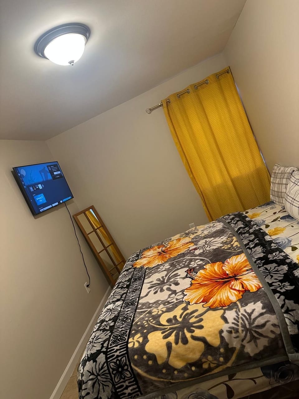 Desk, laptop workspace, iron/ironing board, free WiFi