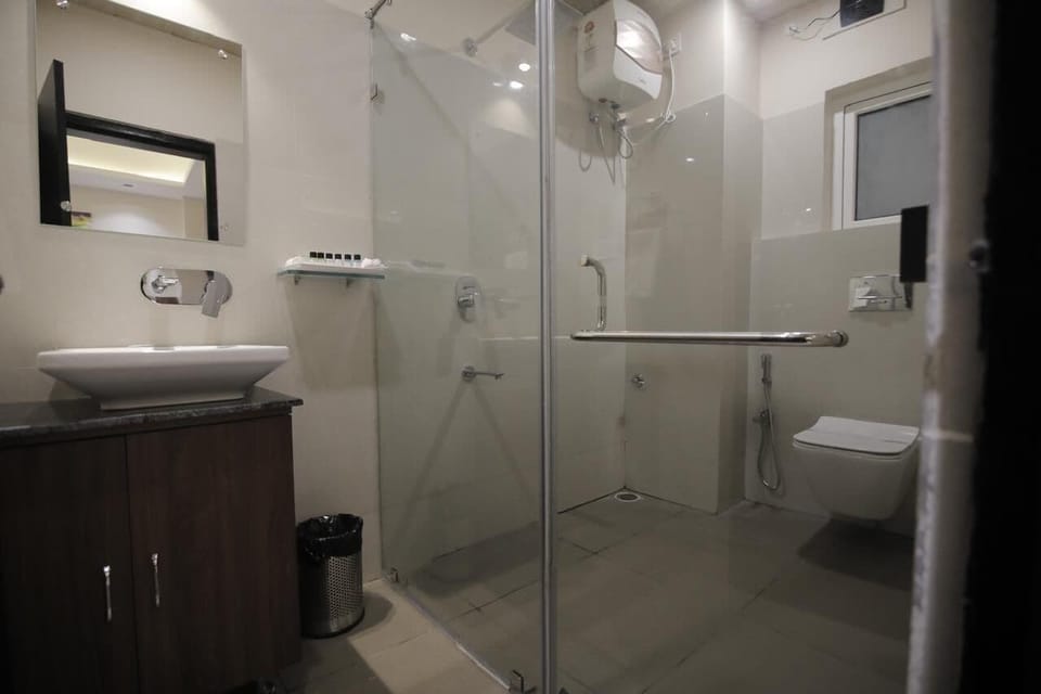 Luxury Suite | Bathroom | Free toiletries, towels, soap, shampoo
