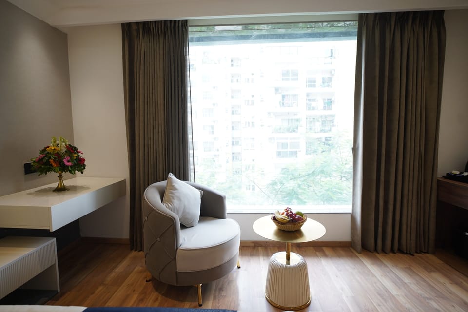Superior Triple Room, City View | Living area