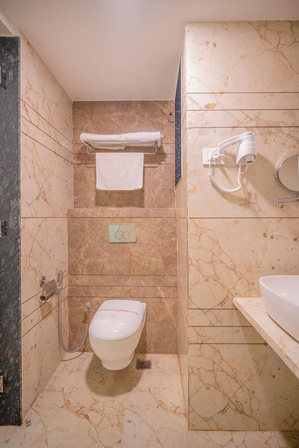Executive Room | Bathroom | Shower, hair dryer, slippers, towels