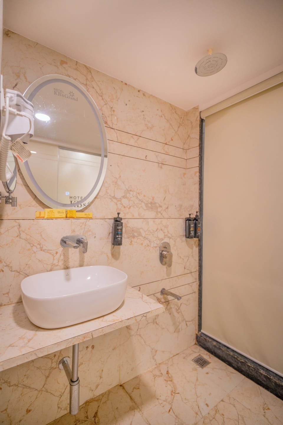 Executive Room | Bathroom | Shower, hair dryer, slippers, towels