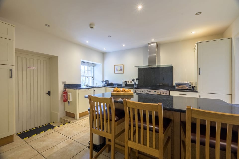 Cottage | Private kitchen | Dishwasher, cookware/dishes/utensils