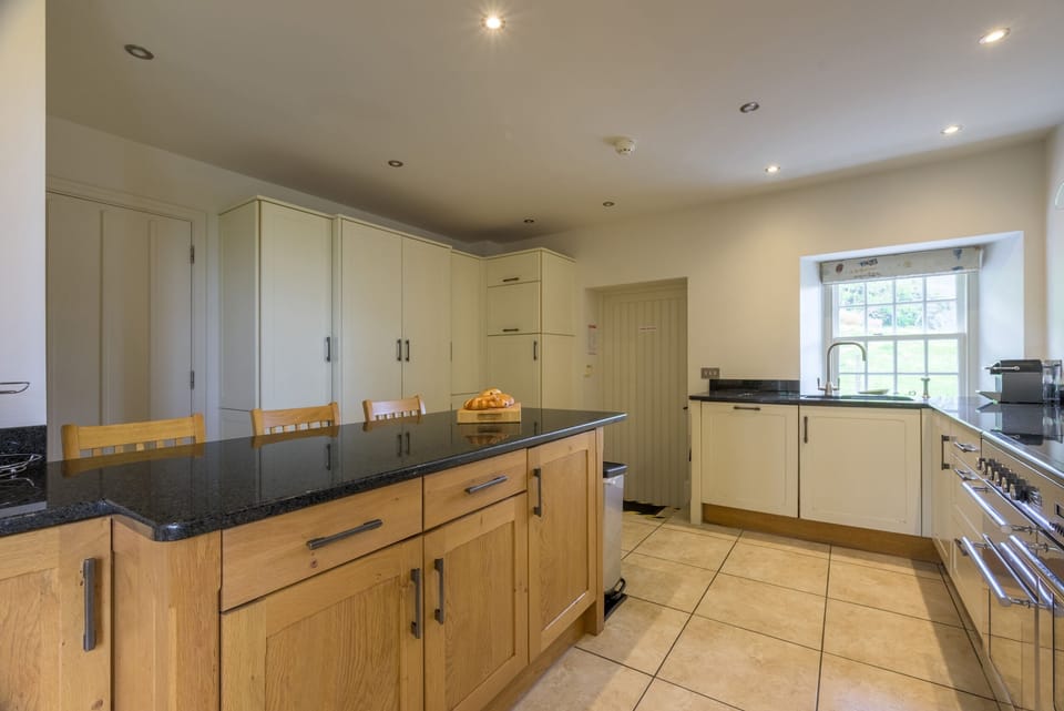 Cottage | Private kitchen | Dishwasher, cookware/dishes/utensils