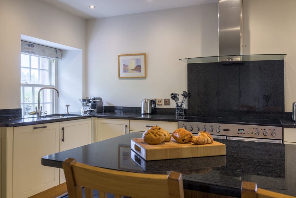 Cottage | Private kitchen | Fridge, microwave, dishwasher, toaster