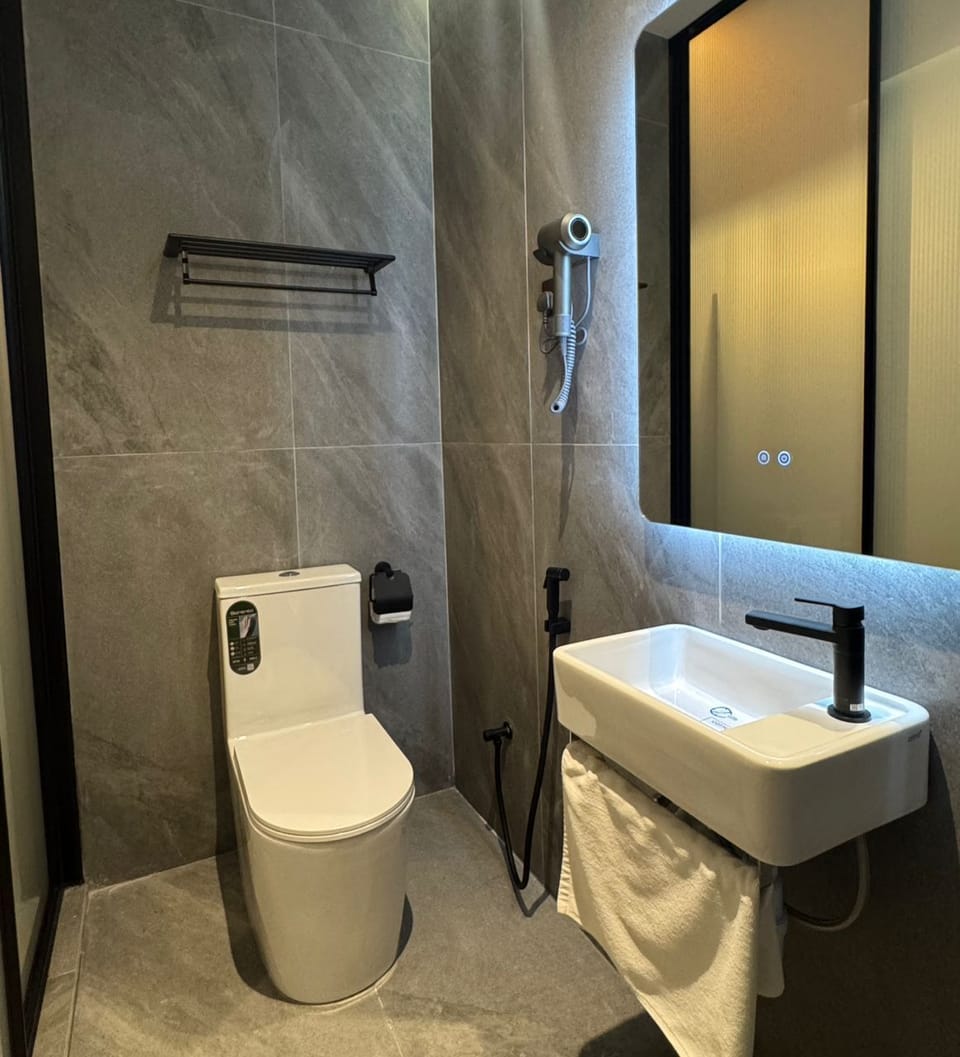 Premium Room, 1 Queen Bed | Bathroom | Shower, hair dryer, bidet, towels