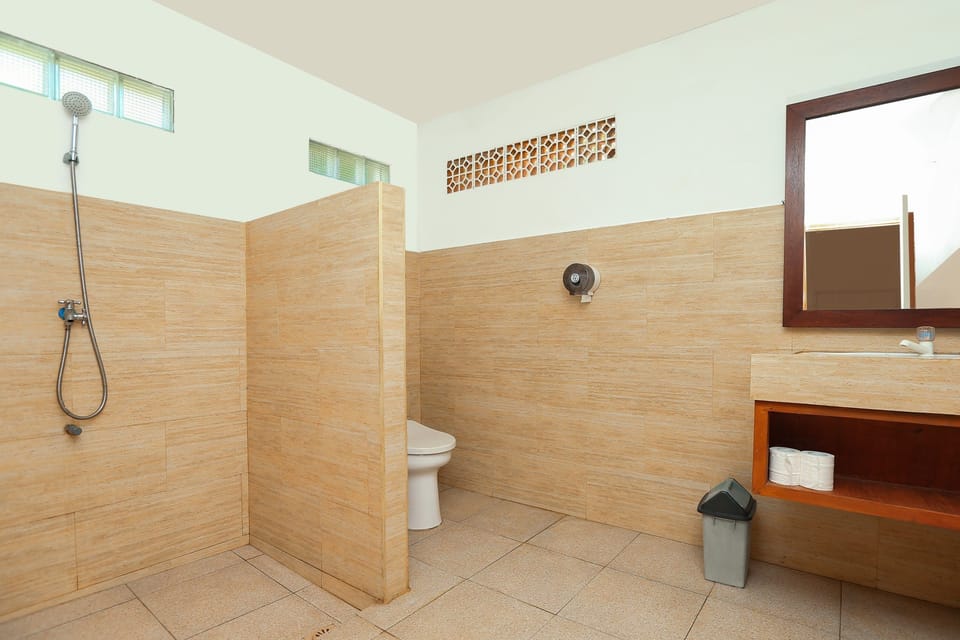 Basic Double or Twin Room | Bathroom | Shower, rainfall showerhead