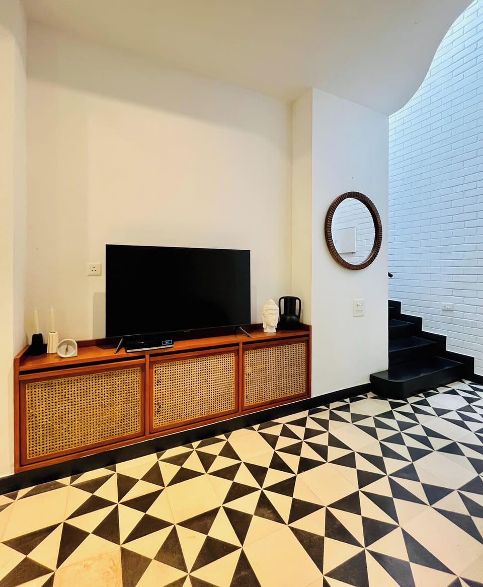 42-cm Smart TV with cable channels