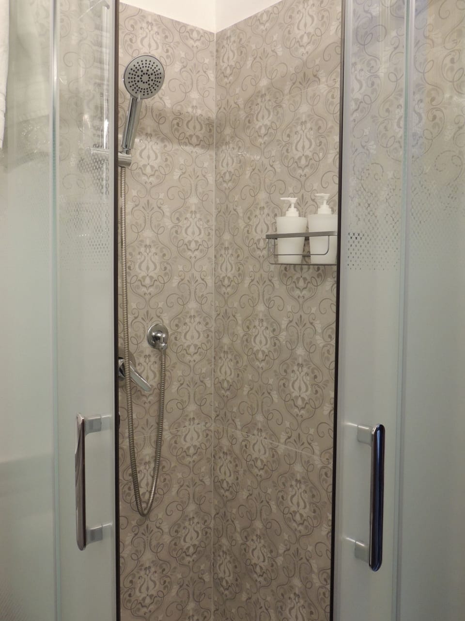 Superior Double Room, Private Bathroom (Camera 1) | Bathroom | Free toiletries, hair dryer, bidet, towels