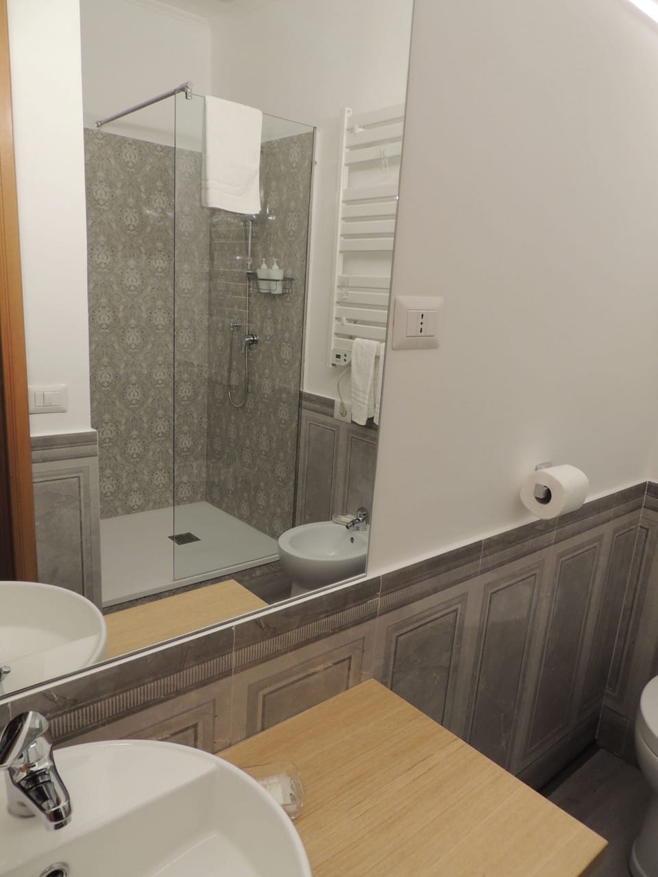 Superior Double Room, Private Bathroom (Camera 1) | Bathroom | Free toiletries, hair dryer, bidet, towels