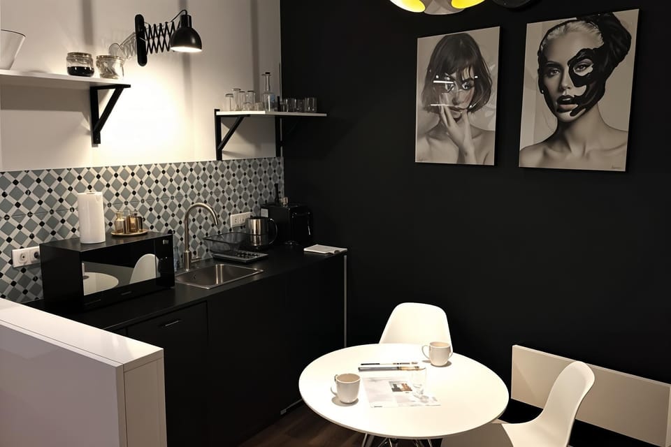Comfort Studio, Courtyard View | Private kitchen | Electric kettle