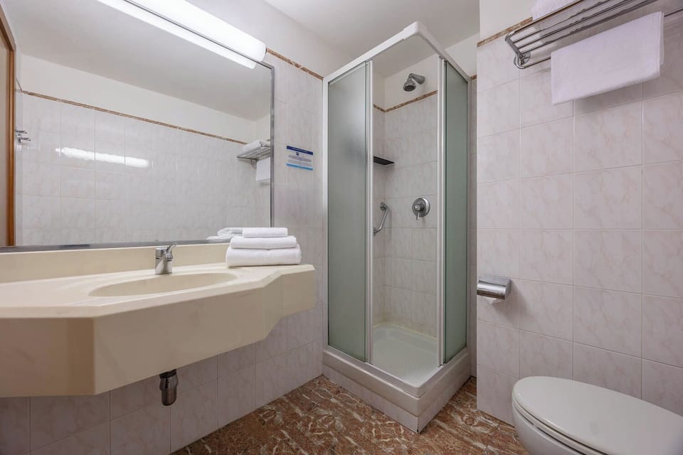 Standard Twin Room | Bathroom | Free toiletries, hair dryer, bidet, towels