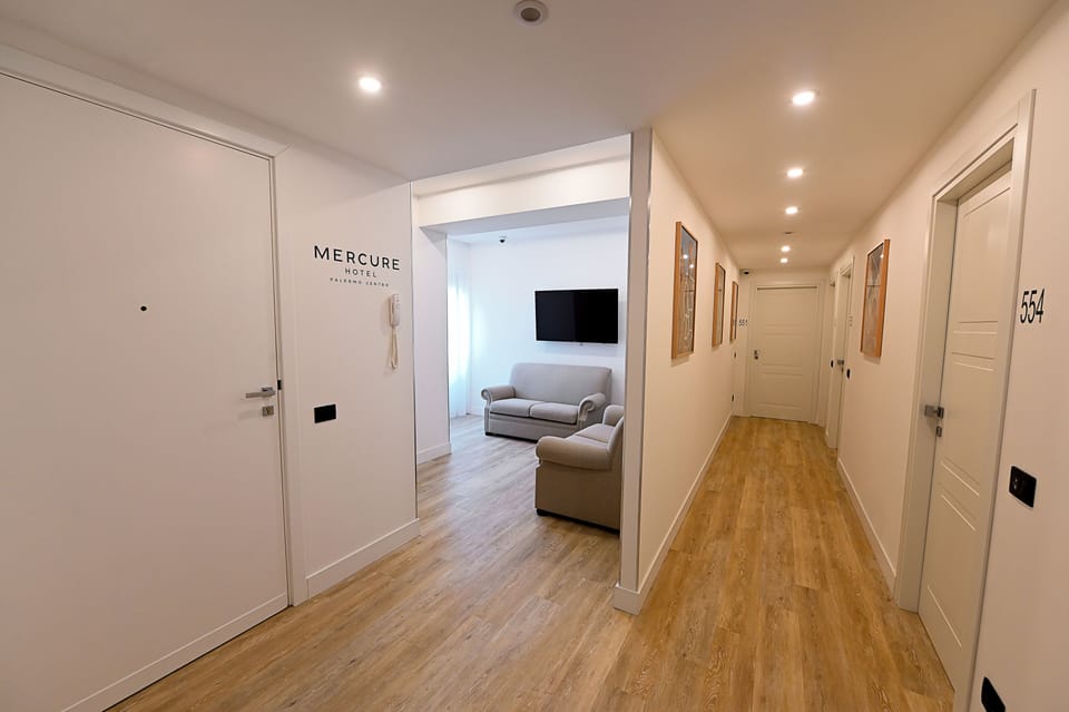 Depéndance matrimoniale in annex building a 90 metri dall'hotel | Living area | 32-inch LCD TV with satellite channels, TV
