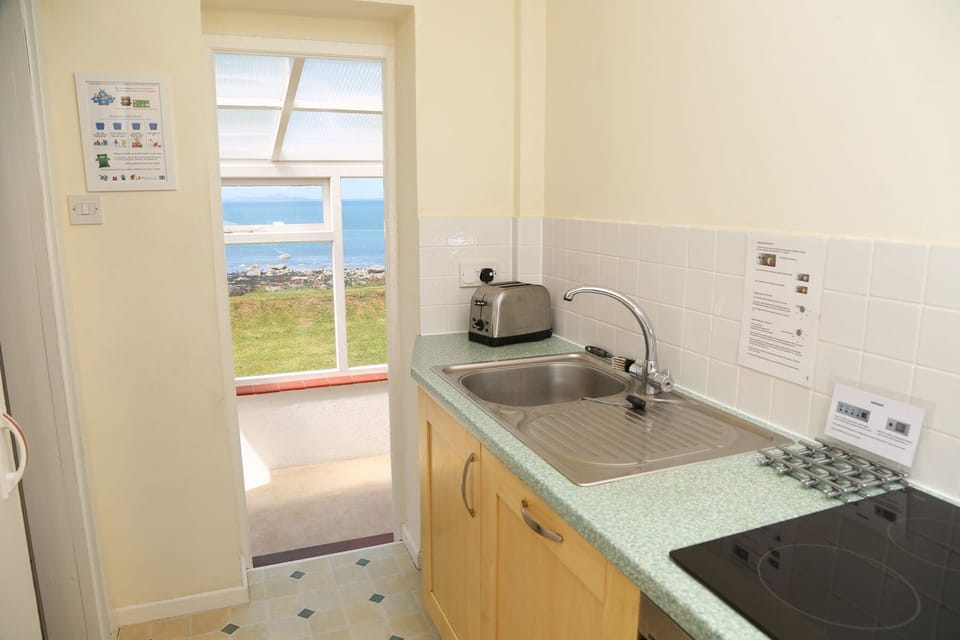 Fridge, microwave, dishwasher, cookware/dishes/utensils