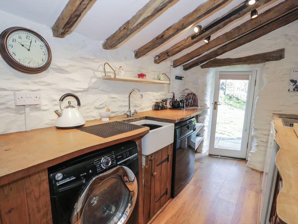 Fridge, microwave, dishwasher, cookware/dishes/utensils