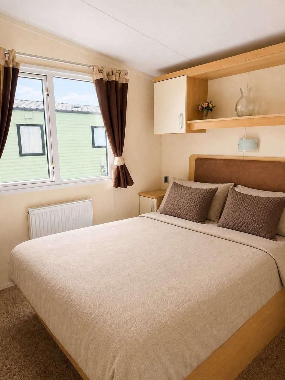 Caravan Meg Sleeps 6 With Free Parking Cabin in Rhyl