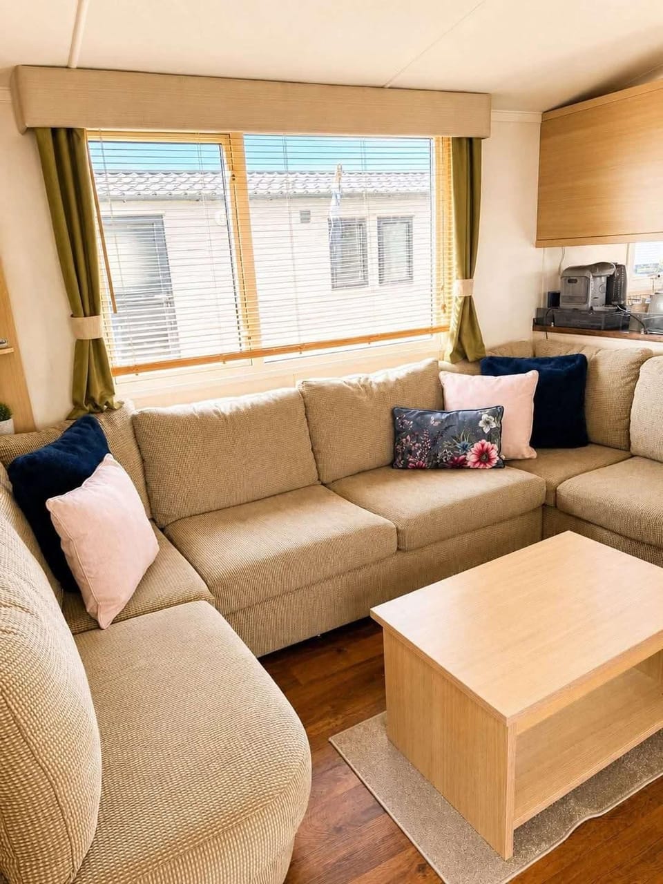 Caravan Meg Sleeps 6 With Free Parking Cabin in Rhyl