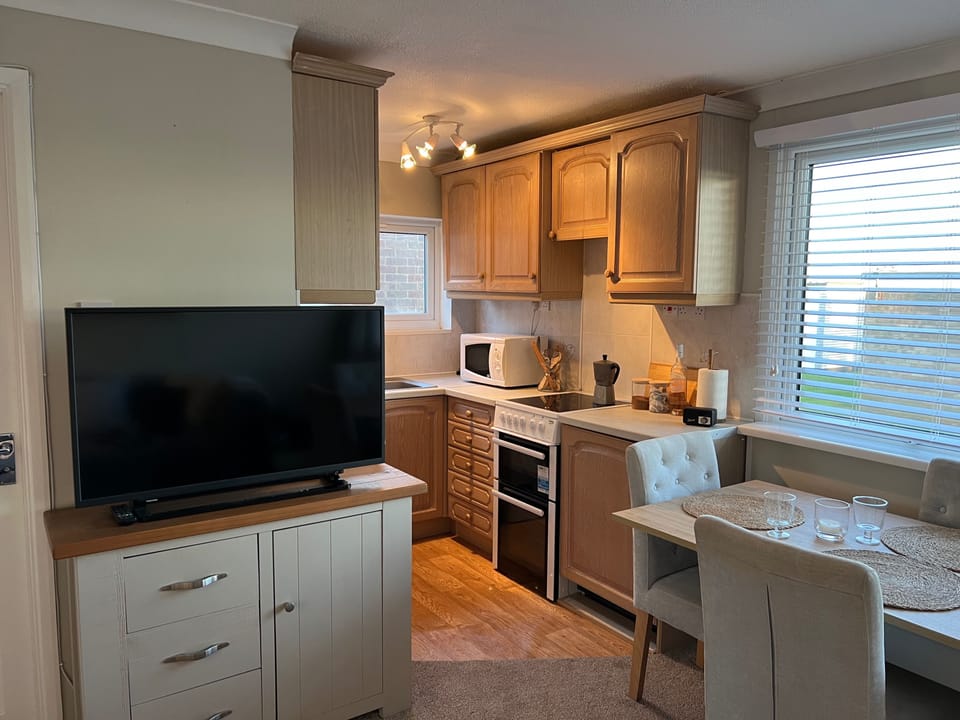 Chalet | Private kitchen | Fridge, microwave, oven, stovetop