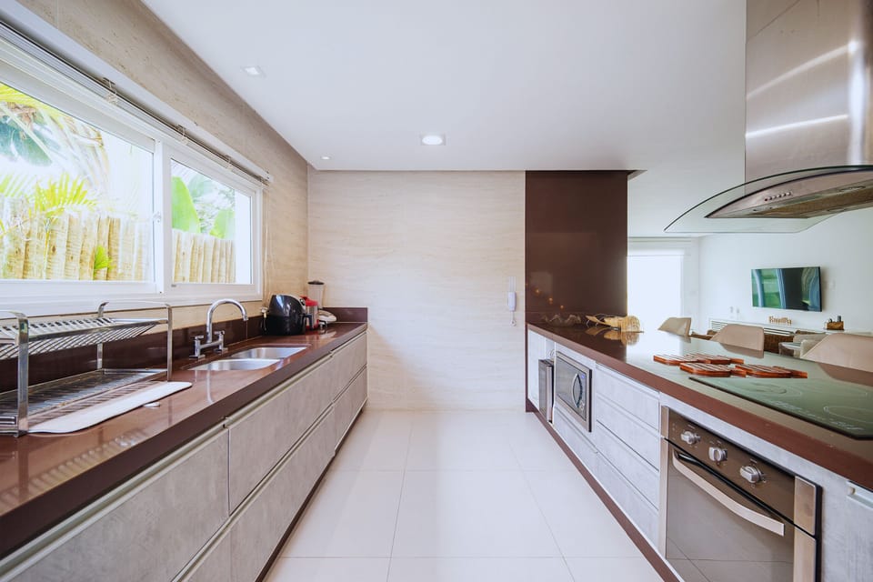 Deluxe House, 6 Bedrooms, Private Pool | Private kitchen | Fridge, microwave, oven, stovetop