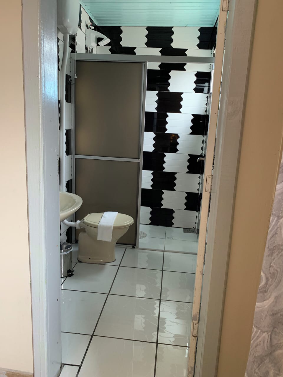 Suíte - Gavião | Bathroom | Shower, hair dryer, towels, soap