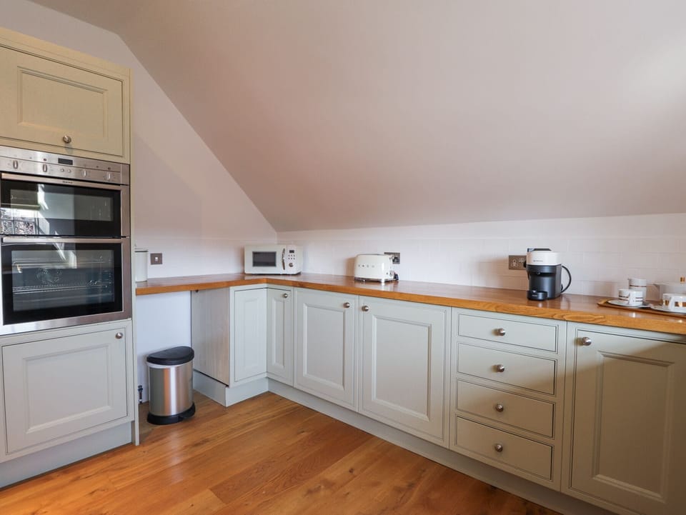 Cottage | Private kitchen | Dishwasher, cookware/dishes/utensils