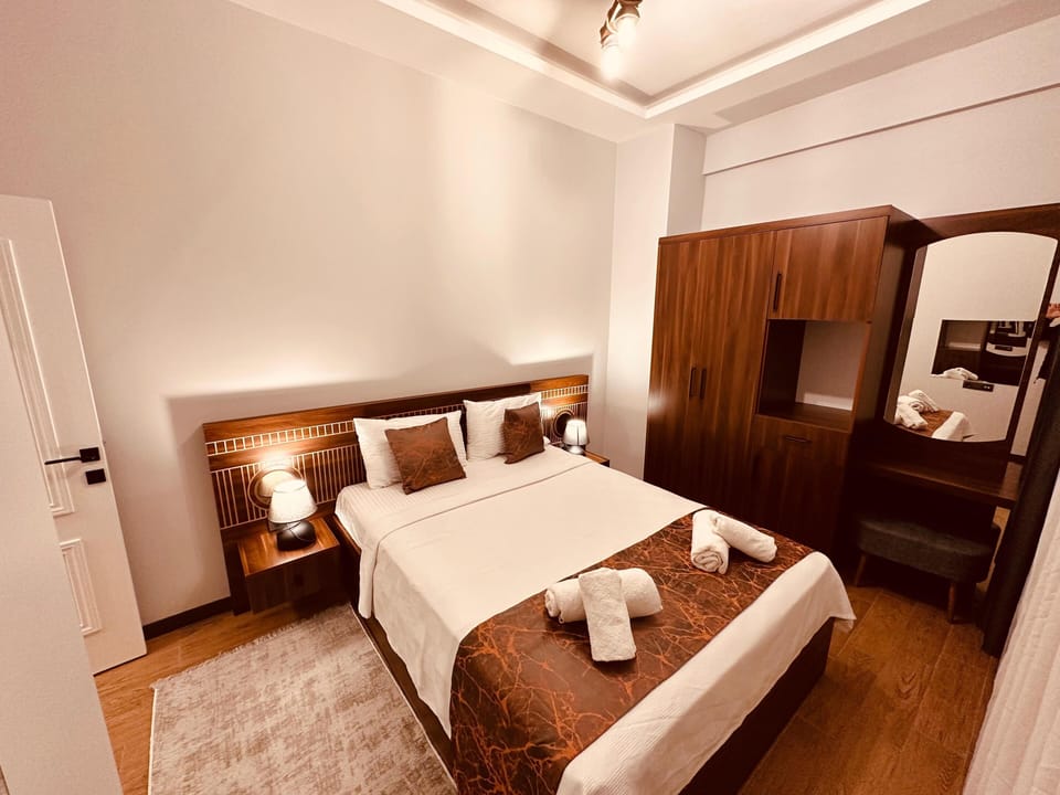 Egyptian cotton sheets, premium bedding, minibar, desk