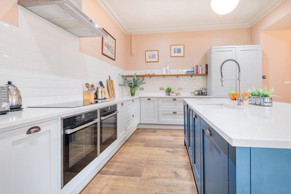 Fridge, microwave, dishwasher, cookware/dishes/utensils