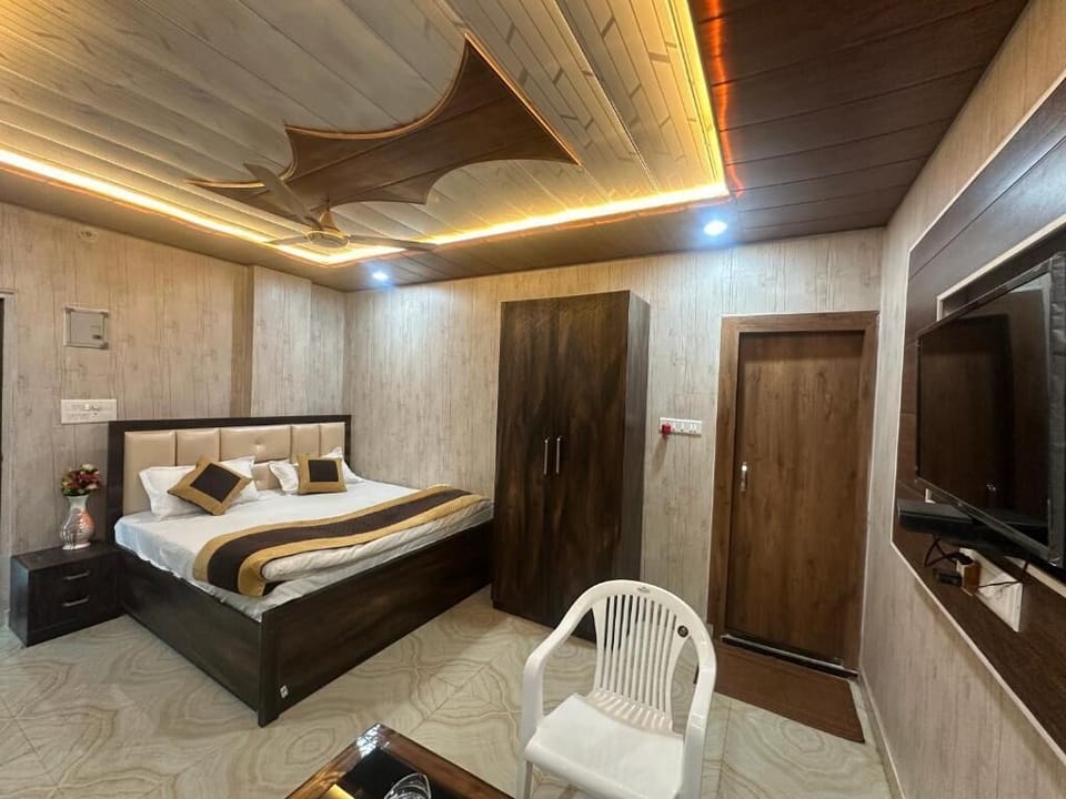 Deluxe Double Room | Select Comfort beds, desk, free WiFi
