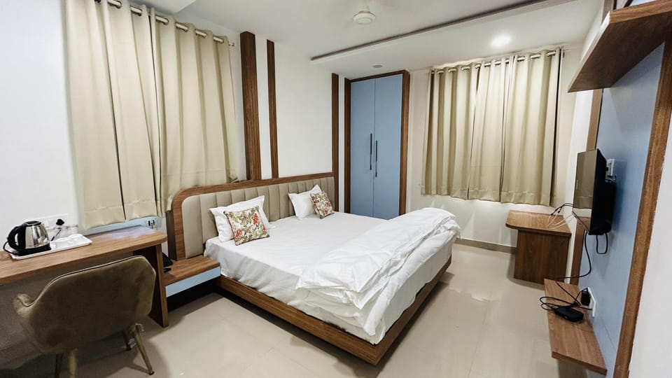 Executive Room, City View | Desk, laptop workspace, iron/ironing board, free WiFi