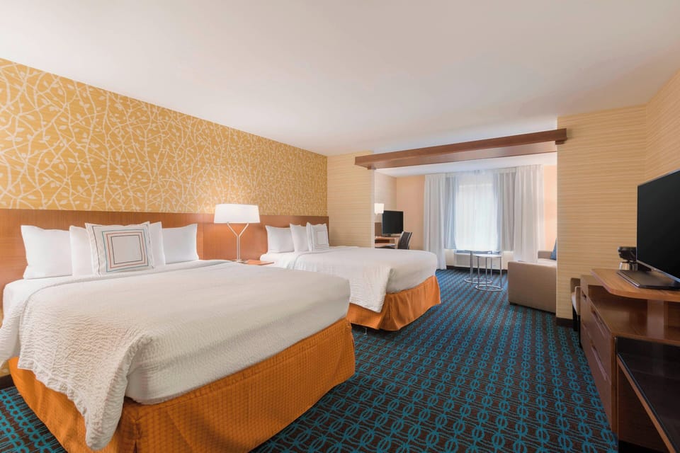 Executive Suite, Multiple Beds | Desk, laptop workspace, iron/ironing board, free cribs/infant beds