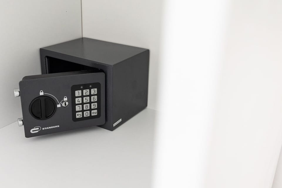 Free minibar, in-room safe, blackout drapes, free WiFi