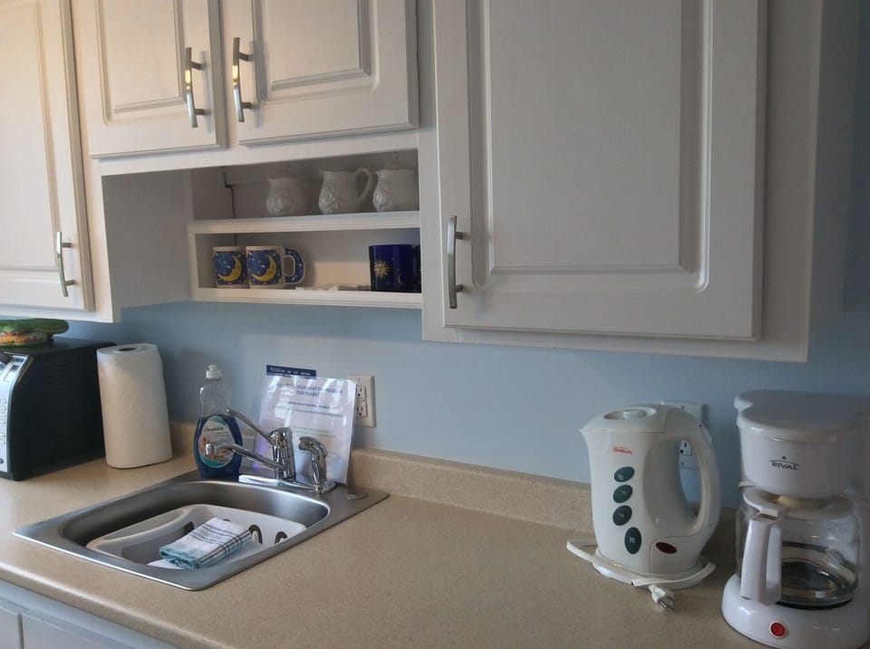 Junior Studio Suite, 1 Queen Bed with Sofa bed, Kitchenette, Sea View | Private kitchenette | Fridge, microwave, oven, stovetop