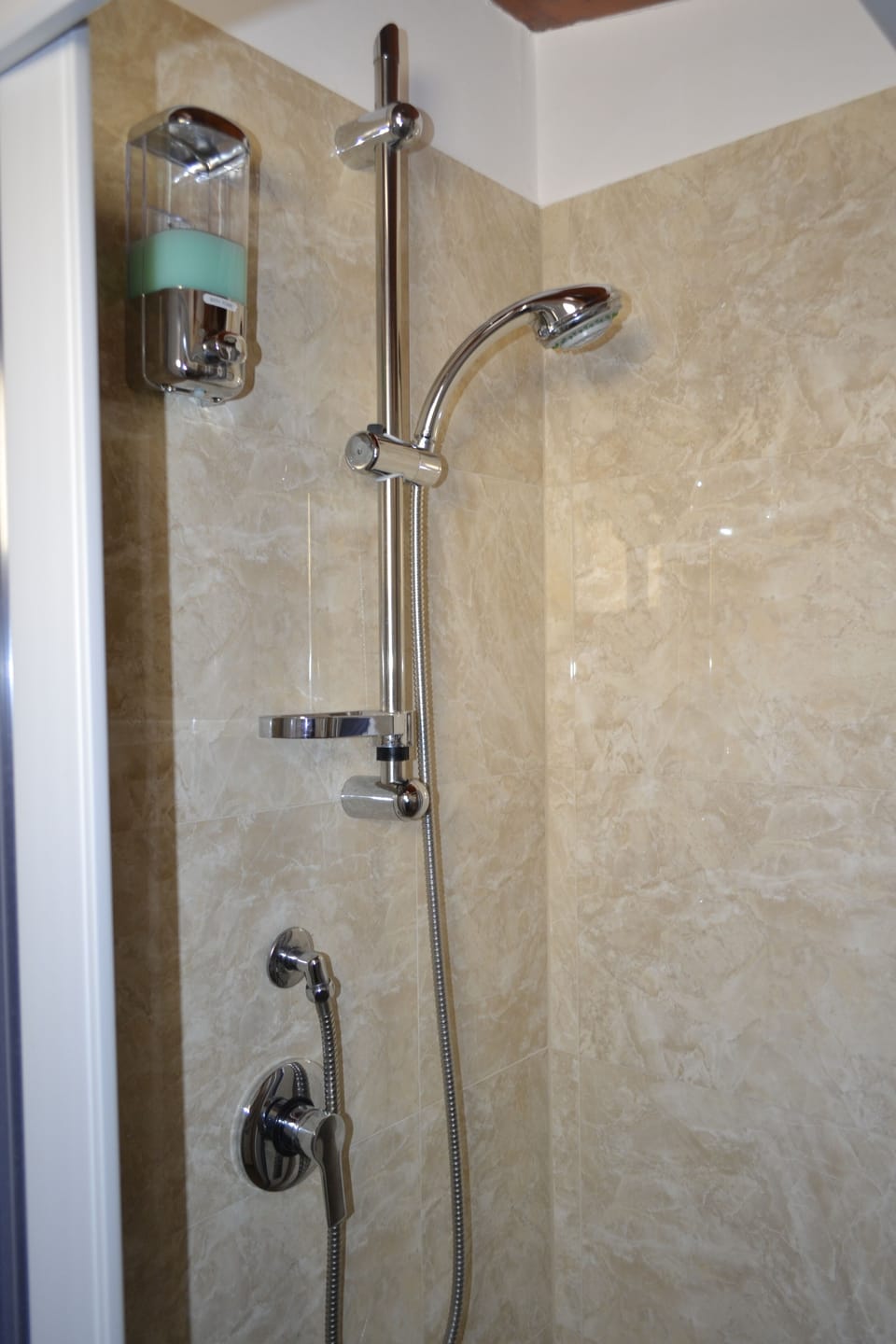Hair dryer, bidet, towels, shampoo