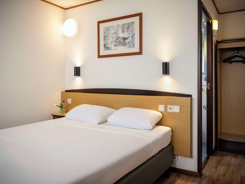 Standard Room, 1 Double Bed | Desk, blackout drapes, soundproofing, iron/ironing board