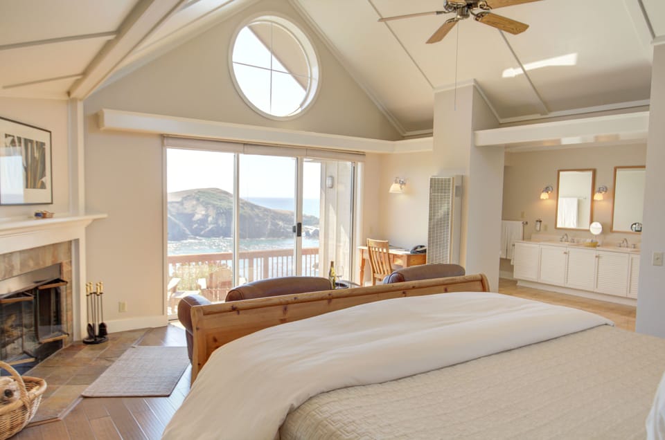 Premium bedding, iron/ironing board, bed sheets