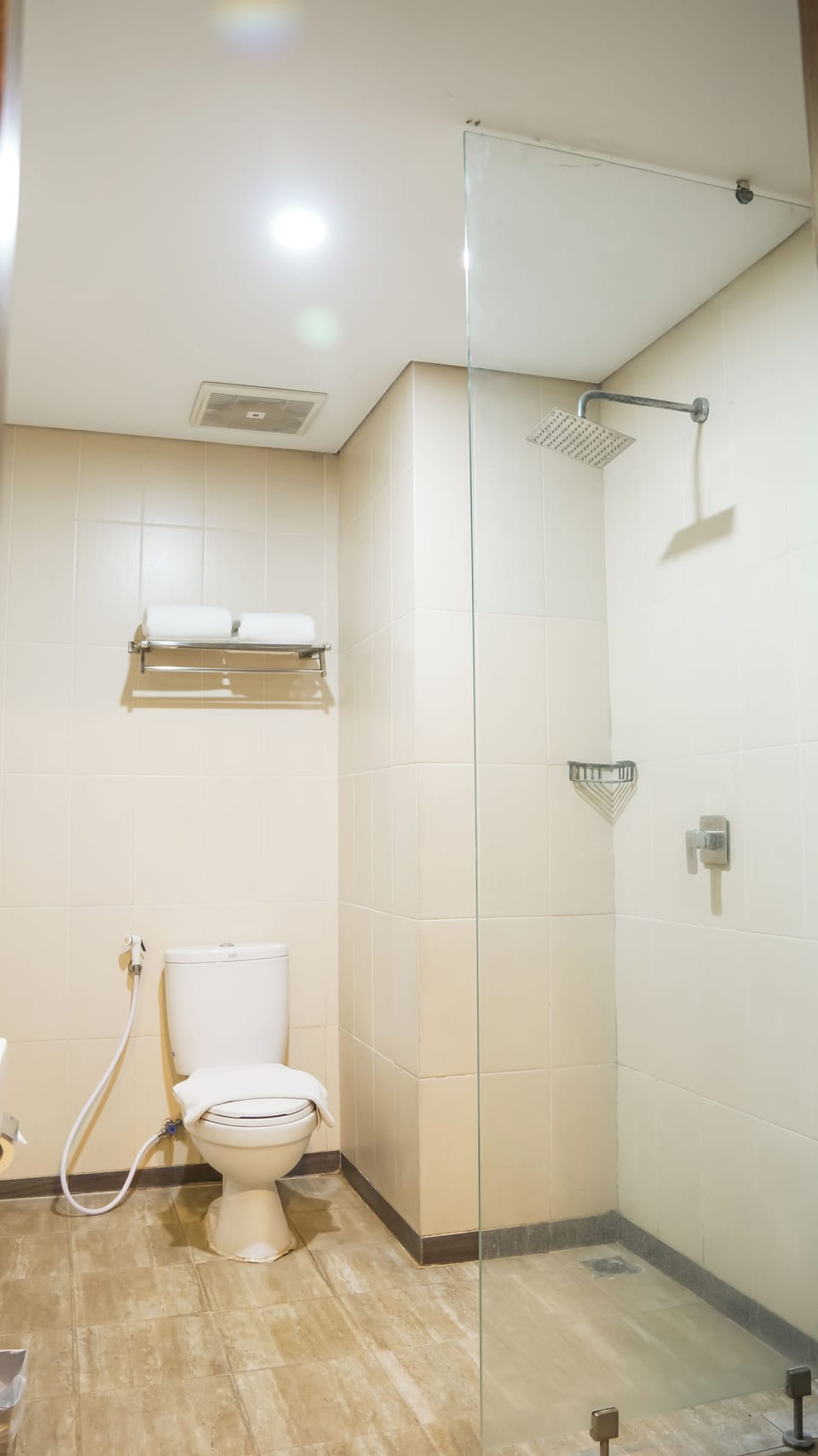 Deluxe Room with View | Bathroom | Shower, free toiletries, hair dryer, slippers