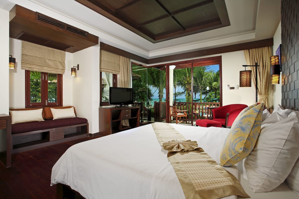 Deluxe Bungalow (Seaside) | Minibar, in-room safe, desk, cribs/infant beds