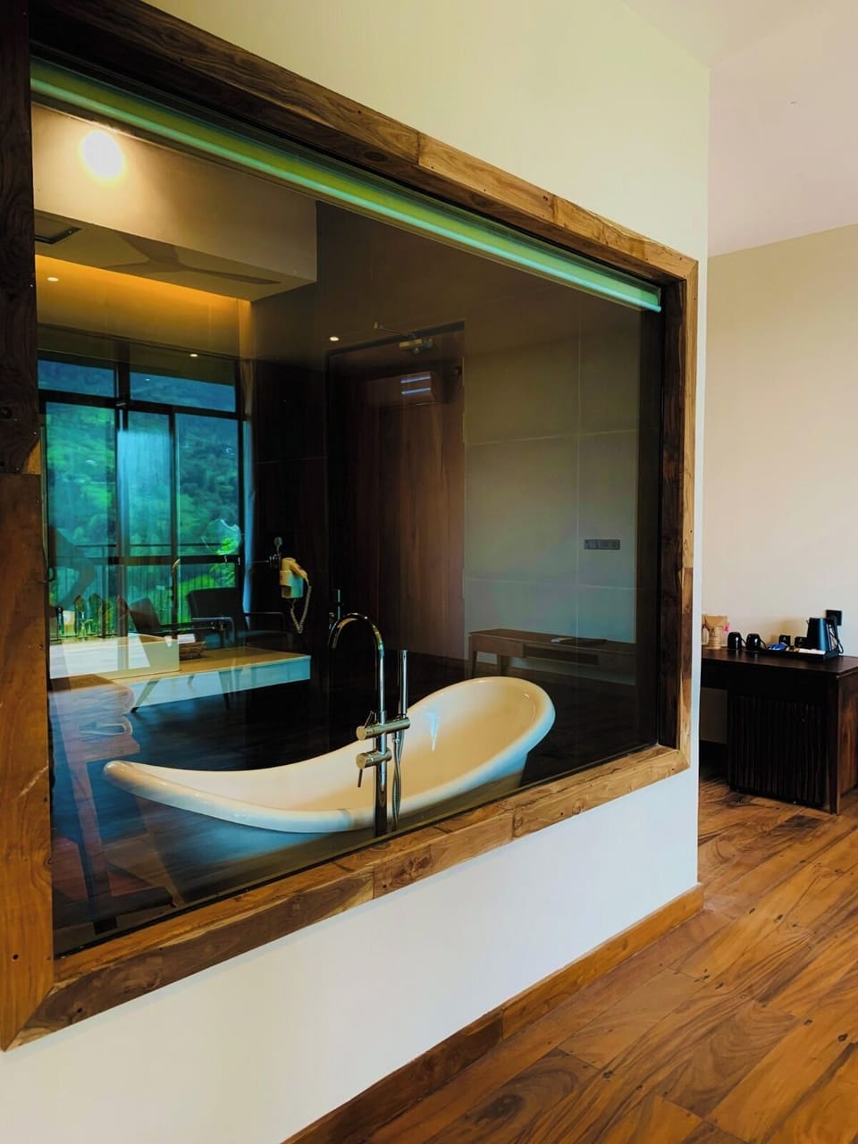 Junior Suite | Bathroom | Shower, free toiletries, hair dryer, bidet